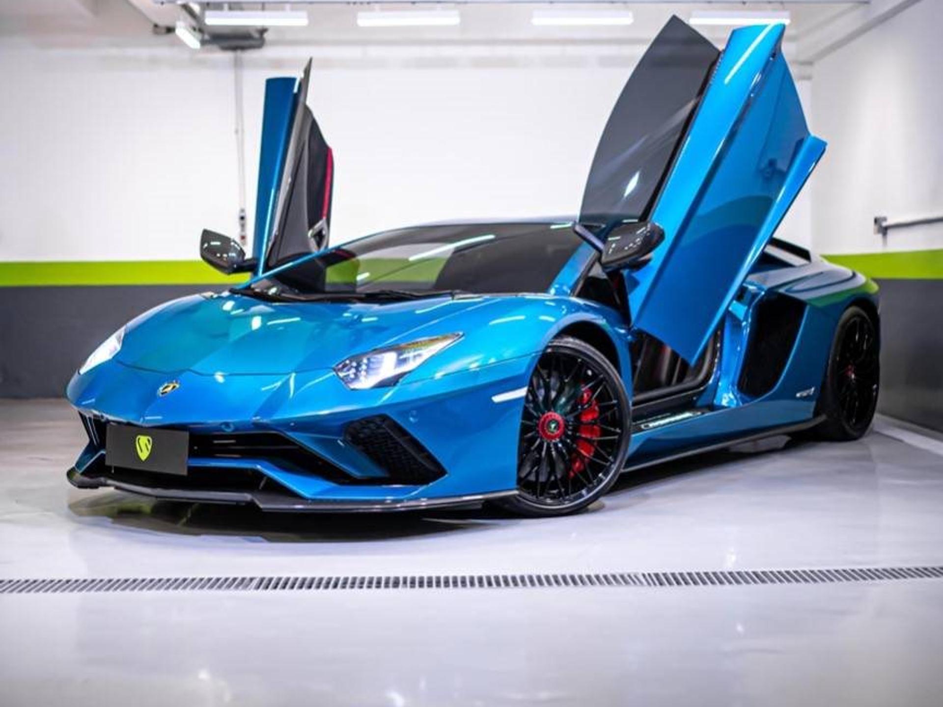 LAMBORGHINI - Aventador