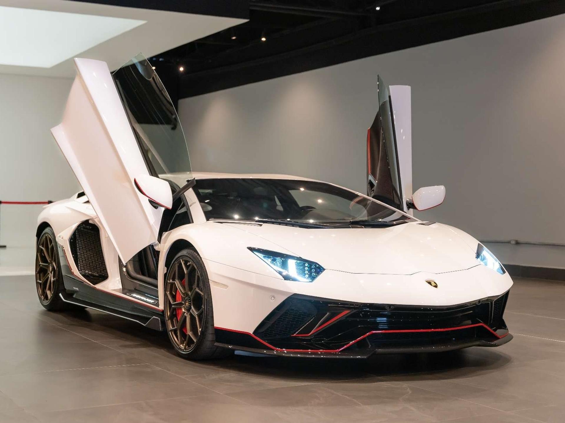 LAMBORGHINI - Aventador